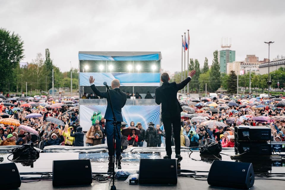 Городская сцена под открытым небом и толпа зрителей